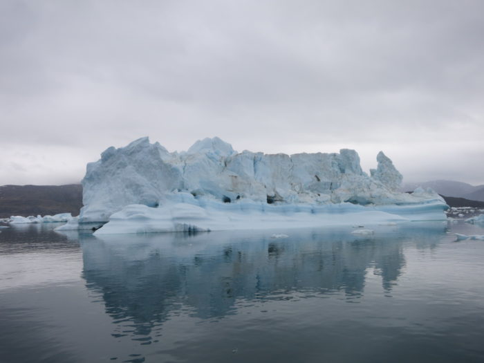 Iceberg sous le ciel gris